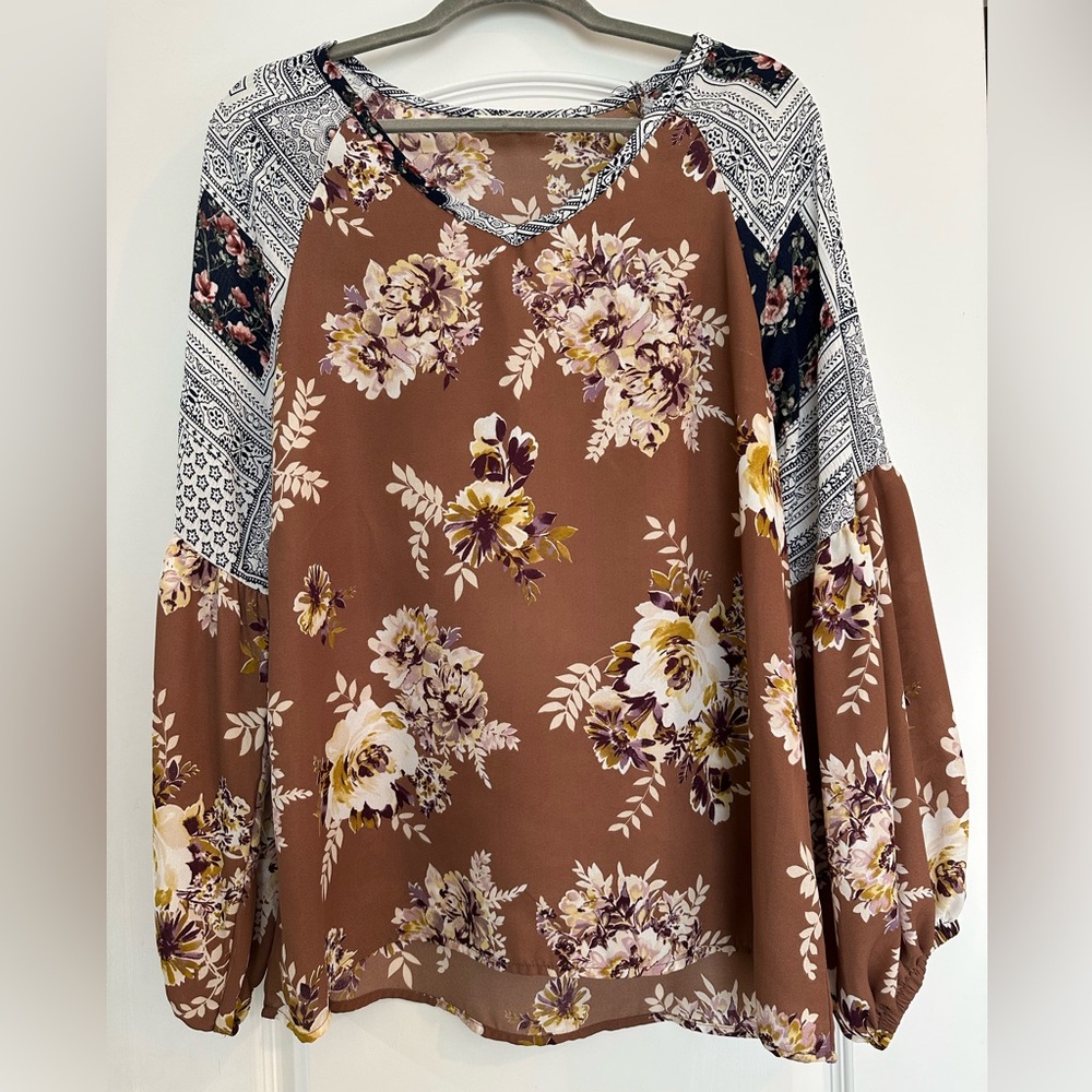 Oddy Floral V-neck Top with balloon sleeves, Medium